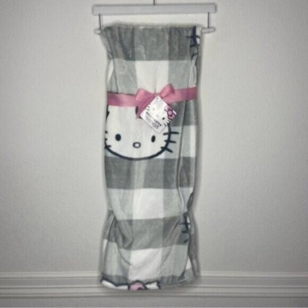 Hello Kitty Gray & White Plaid Hello Kitty Face Throw Blanket NWT